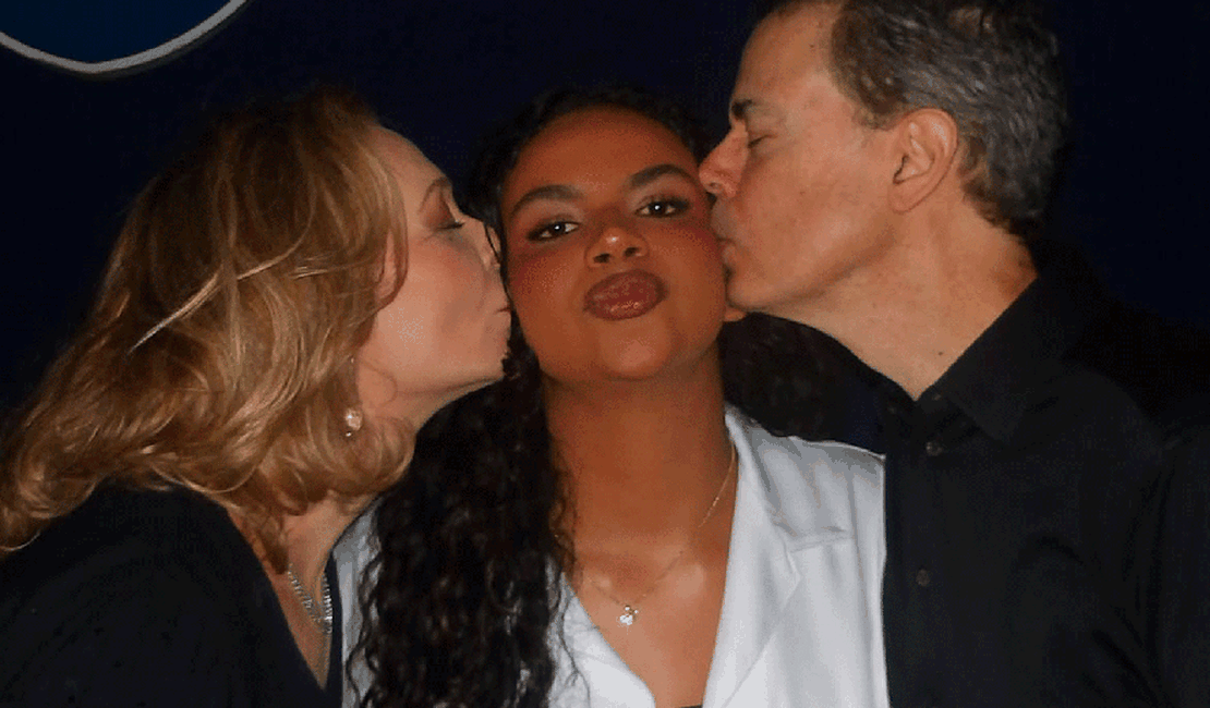Alexandra Richter celebra formatura da filha na faculdade de Medicina