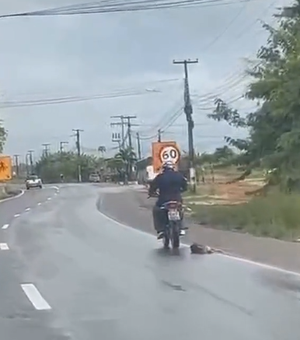 [Vídeo] Motociclista flagrado arrastando cachorro em Rio Largo é identificado pela Polícia Civil