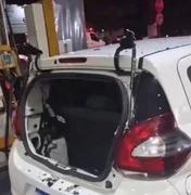 Carro de motorista que levava torcedores do CSA é atacado por torcida organizada rival