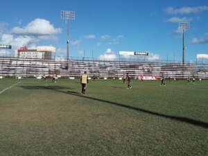 Vica realiza testes na lateral e na meia do alvinegro em treinamento