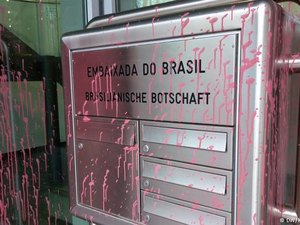 Grupo ataca embaixada do Brasil em Berlim