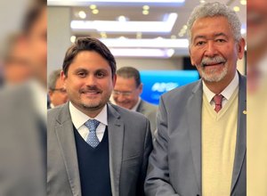 Paulão ignora escândalo e posta foto ao lado de ministro que foi a evento de cavalos em avião da FAB