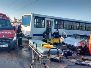 Acidente entre ônibus e táxi deixa feridos e um preso às ferragens no Litoral Sul