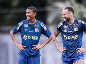 Neymar 'adota' filho de Robinho em 1° treino do Santos