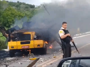 [Vídeo] Bandidos explodem carro forte na BR-110, em Pernambuco