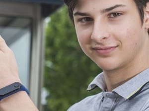 Adolescente cria pulseira para impedir alastramento da Covid-19 