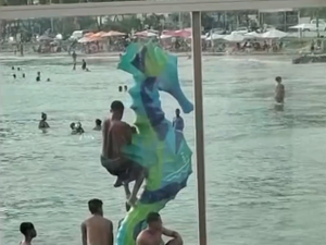 Banhista escala patrimônio público inaugurando recentemente  na praia de Ponta Verde
