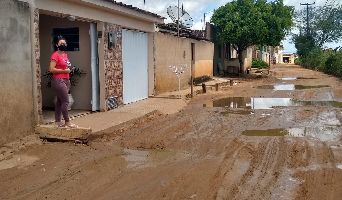 [Vídeo] Sem ruas pavimentadas, moradores do bairro Bom Sucesso sofrem com falta de estrutura