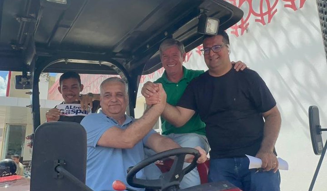 Cabo Bebeto e Alfredo Gaspar entregam trator agrícola a comunidade do sertão alagoano
