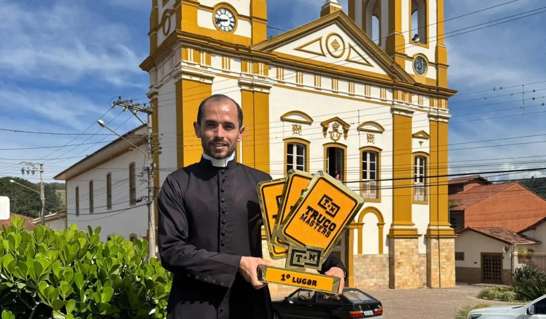 Padre do interior de SP ganha torneio de truco em dupla com o avô