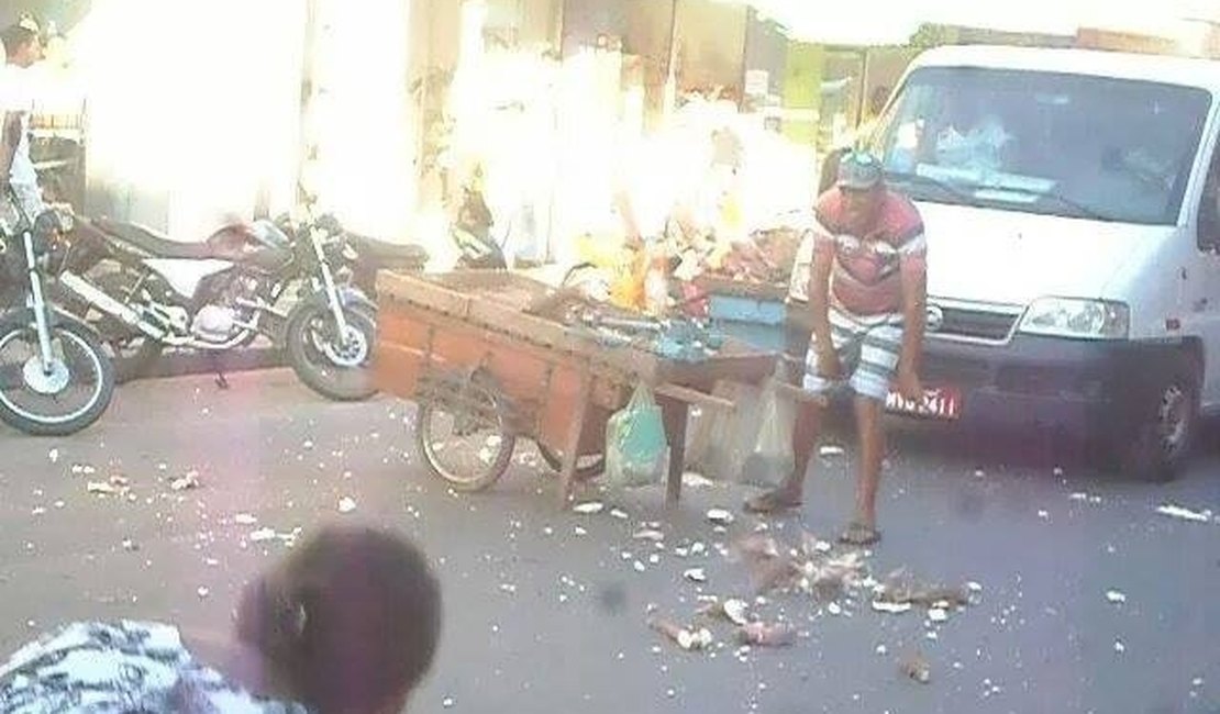 Revoltados com fiscalização, ambulantes jogam mercadoria nas ruas do Centro