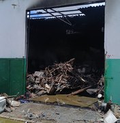 Incêndio destrói estabelecimento de sucata na cidade de Arapiraca