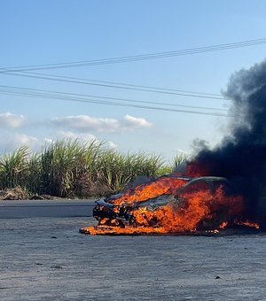 Carro pega fogo e mobiliza Corpo de Bombeiros na BR-316, em Pilar