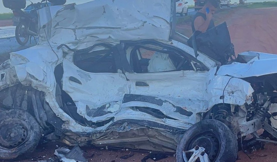 Colisão entre carreta e carro de passeio deixa jovem morto em Marechal Deodoro