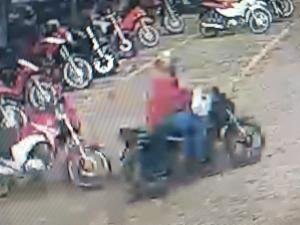 [Vídeo] Motoqueiro furta capacete dentro do campus da Ufal em Arapiraca