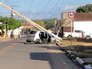 [Vídeo] Condutor com sinais de embriaguez colide em poste de energia elétrica 
