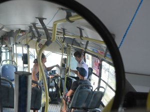 Dupla armada rouba coletivo, mas é detida com arma, celulares e dinheiro