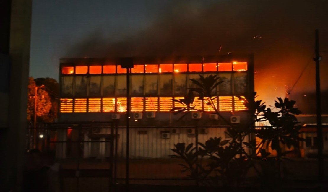 PF vai instaurar inquérito para investigar incêndio na UFPE