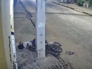 Motociclista perde controle de veículo e se choca contra poste em Palmeira dos Índios