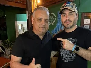 Após ato de Lula, orla de Maceió recebe bloco puxado por Gaspar e Carlos Bolsonaro