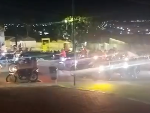 [Vídeo] São Sebastião: Motociclistas invadem praça e colocam vidas de pedestres e crianças em risco durante ato político da oposição