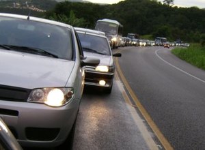 Lei do farol baixo faz lâmpada durar metade do tempo e complica troca