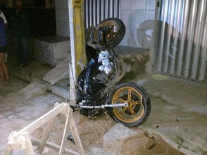 Jovem morre após perder o controle de motocicleta e colidir frontalmente com poste