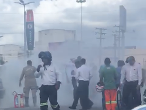 [Vídeo] Carro pega fogo em estacionamento de shopping 