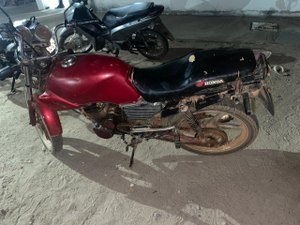 Motocicleta usada por criminosos durante tentativa de latrocínio é abandonada