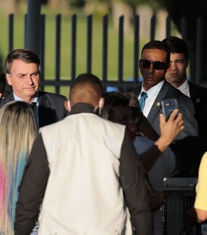 Bolsonaro almoça com fotógrafo empurrado em manifestação