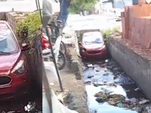 Motorista cai com carro em córrego ao tentar fugir de assalto na Levada