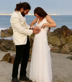 Mulher usa vestido especial para noivo cego “enxergá-la” no casamento