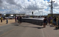 Trabalhadores rurais bloqueiam rodovia AL 105 em Porto Calvo