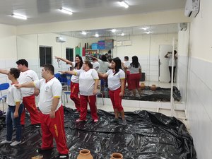 [Vídeo] Projeto da Associação Pestalozzi quebra rótulos e barreiras no palco do teatro