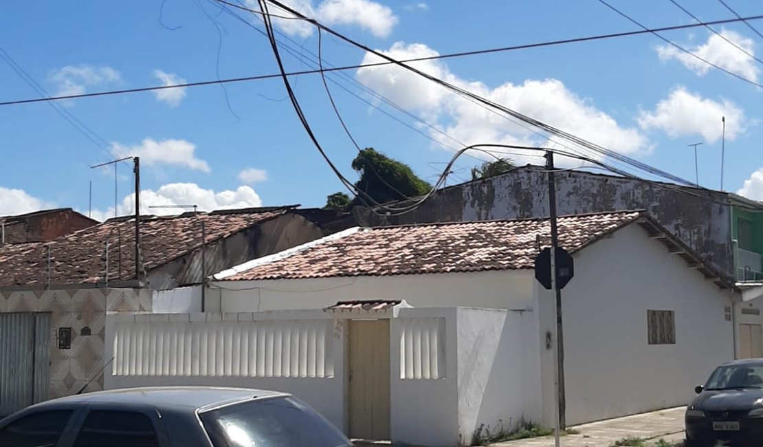 Denúncia: Moradores reclamam de problemas na fiação na avenida Maceió