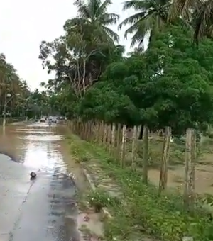 [Vídeo] Chuva causa alagamento e interdita Avenida Pierre Chalita, em Maceió