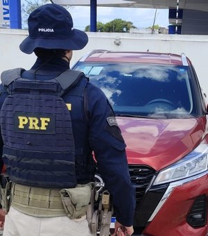 PRF prende mulher por receptação de carro roubado; veículo foi adquirido pelo irmão preso