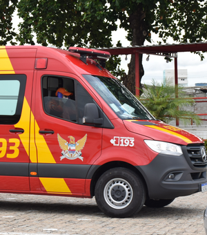 Jovem tem fratura na clavícula após colisão entre motos na Av. Comendador Gustavo Paiva, em Maceió