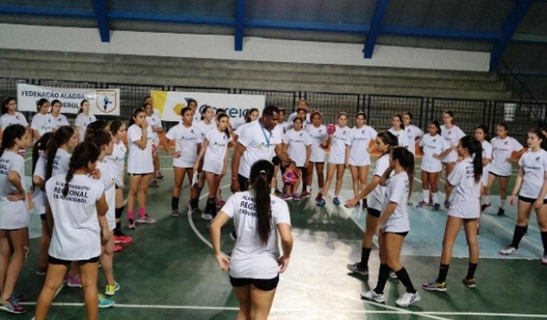 Estudantes e professores participam de oficina com membro da seleção brasileira de handebol