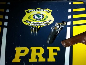 PRF prende homem por porte ilegal de arma de fogo na BR 101