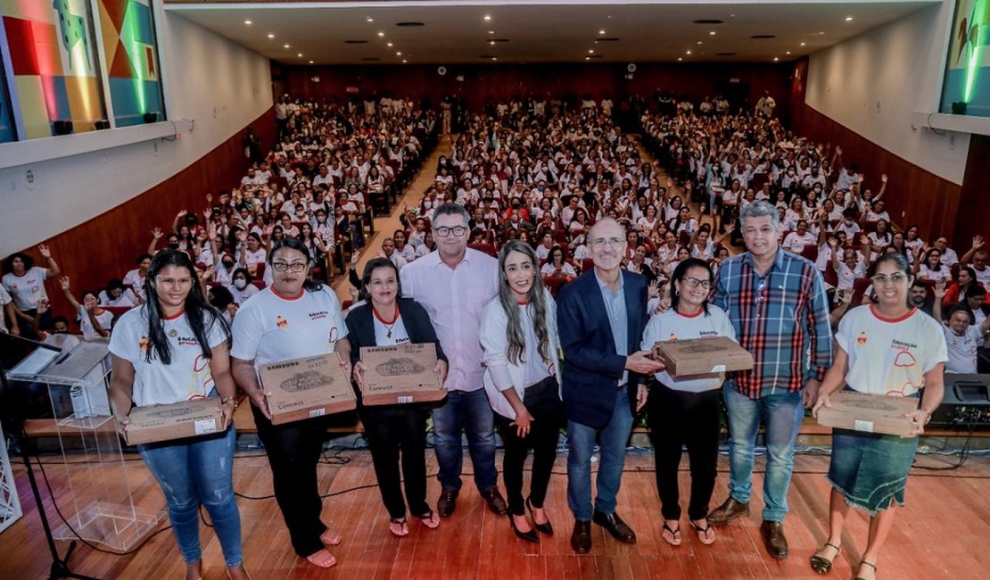 Prefeito Ronaldo Lopes inicia distribuição de 1.900 computadores para professores e estudantes