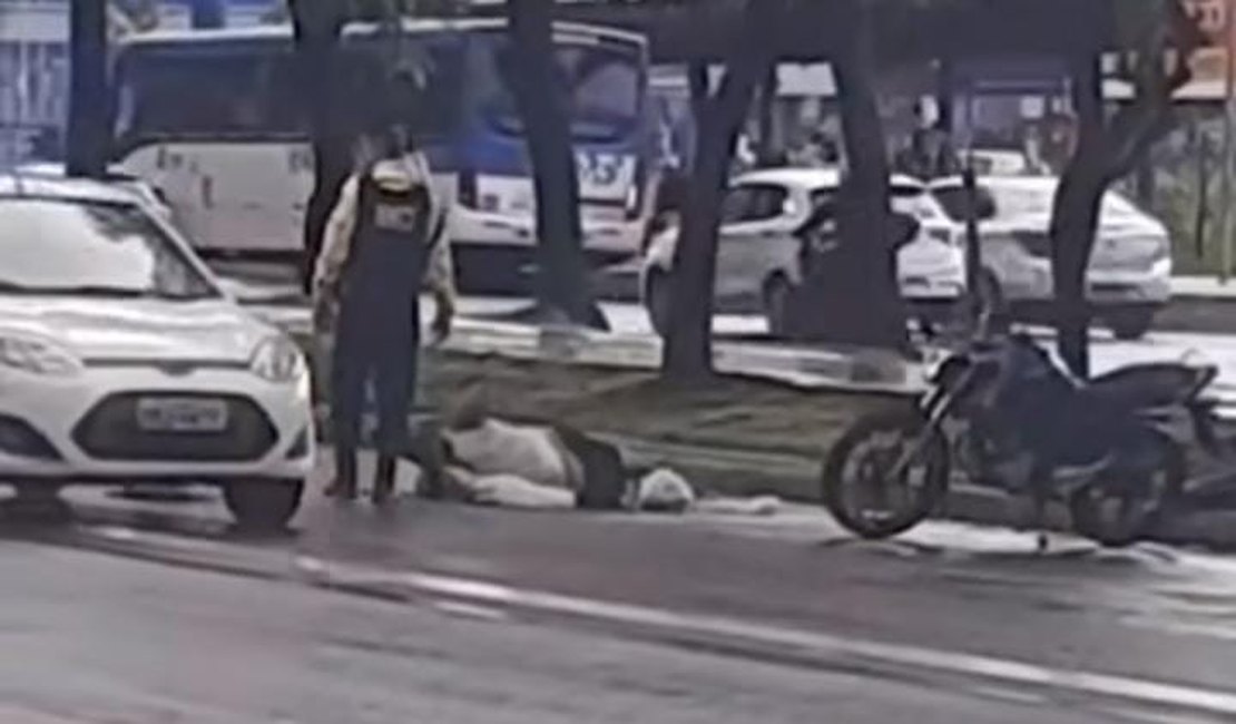 [Vídeo] Acidente de moto deixa uma pessoa ferida na Av. Fernandes Lima