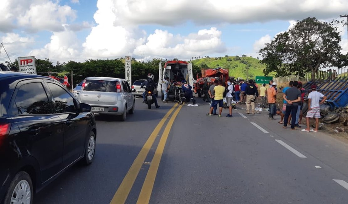 Colisão frontal entre caminhões deixa vítima fatal e duas pessoas feridas 