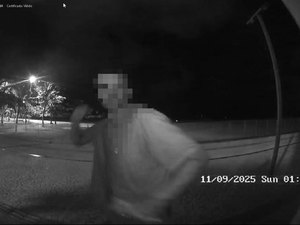 Imagens de totem de monitoramento mostram homem danificando equipamento em Maceió