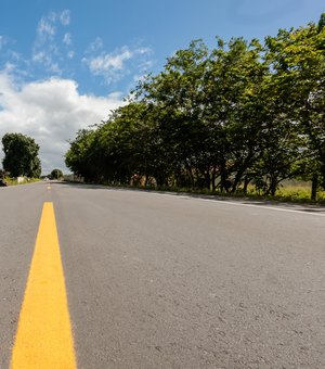 Sinalização horizontal: um conjunto de marcas, cores e símbolos para orientar usuários de vias