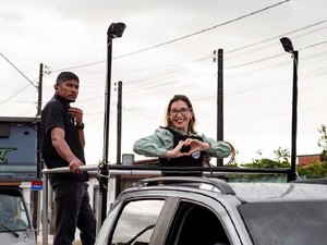 Júlia Nunes leva campanha às ruas de Rio Largo e recebe apoio da população