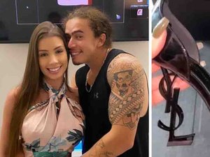 Whindersson presenteia namorada com sandália de R$ 6 mil