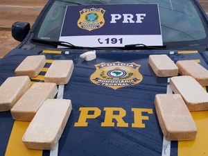 [Vídeo] PRF apreende 10kg de pasta-base de cocaína na BR-101