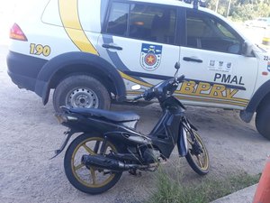 Após perseguição bandidos abandonam moto roubada em Arapiraca