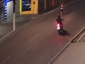 Câmeras registram momento em que homem é executado no meio da rua em Arapiraca